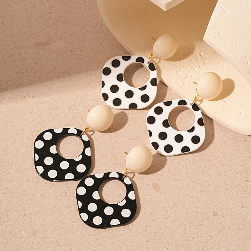 Schwarz-Weiße Polka Dot Acryl Ohrringe | Trend Schmuck Damen